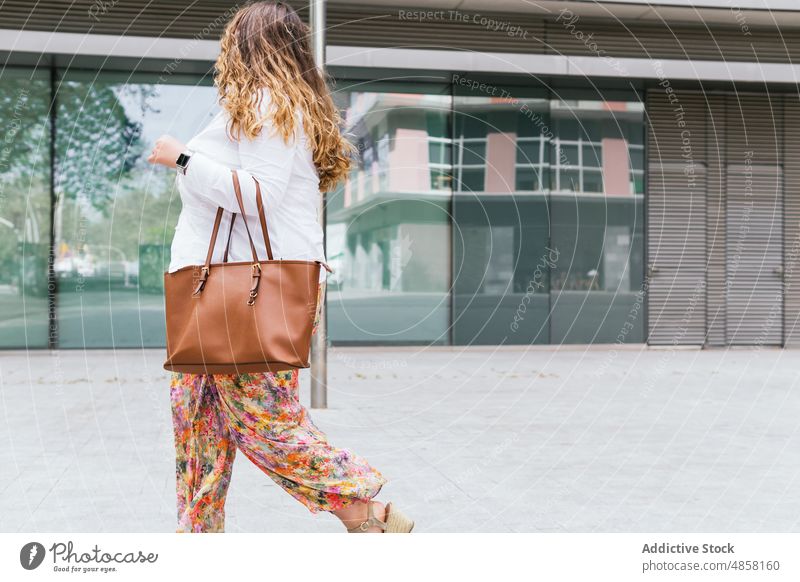 Frau geht in der Nähe eines modernen Gebäudes Straße Großstadt Vorschein Stil urban Mode feminin Haus froh Wand Konstruktion Stadt Sommer Dame charmant