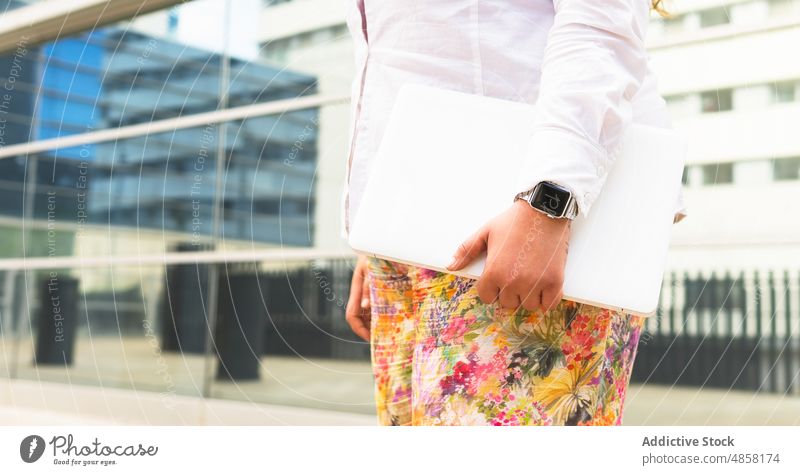 anonyme Frau mit Laptop im Geschäftsviertel Gebäude urban Straße Großstadt Vorschein Stil Surfen feminin Haus froh modern Wand Stadt Sommer Dame attraktiv