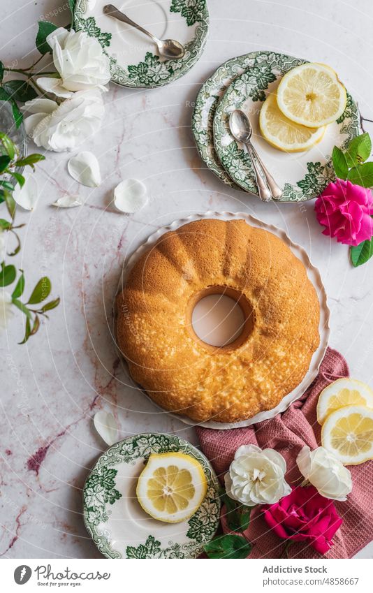 Superfluffiger Zitronenkuchen Kuchen Lebensmittel selbstgemacht gebacken Bäckerei Gebäck süß Zucker Dessert Pasteten gelb Nahaufnahme frisch Biskuitkuchen weich