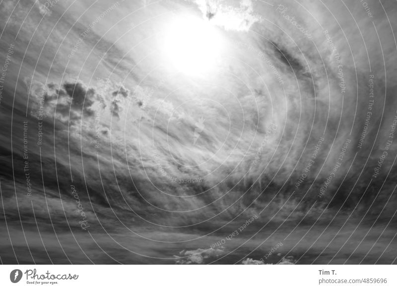 Sommerhimmel über Berlin Himmel Wolken Wetter Tag Außenaufnahme Sonne Sonnenlicht Menschenleer Licht Natur Sonnenstrahlen Umwelt Gegenlicht