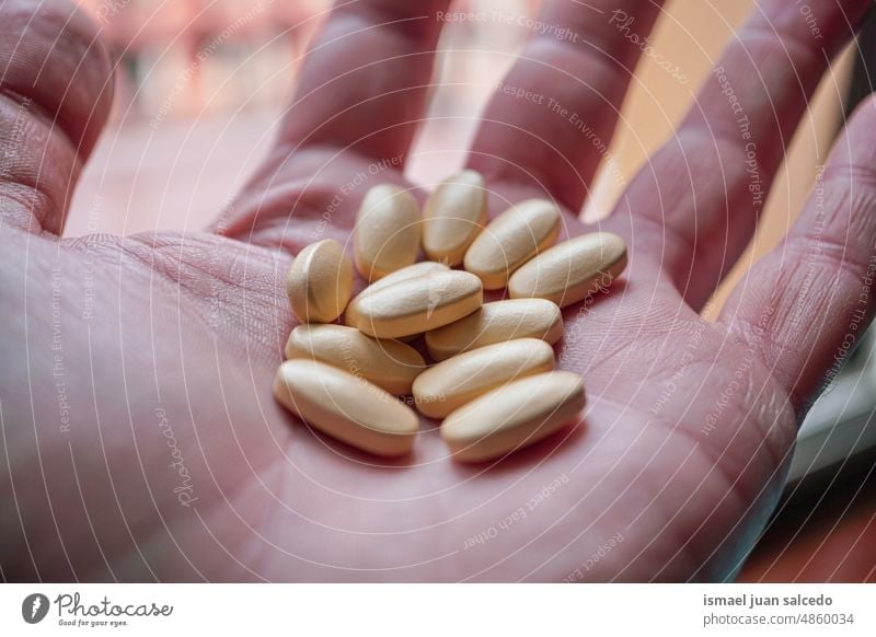 Schmerztabletten auf der Hand Pillen Medizin medizinisch Analgetikum Gesundheit Gesundheitswesen Apotheke Tablette Medikament Pharma Kapsel Behandlung Sucht