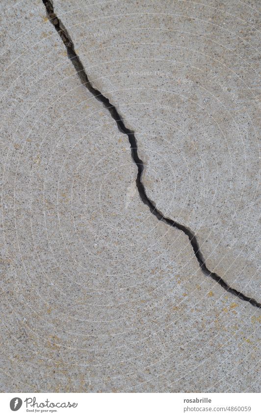 im Loch | Riss in einer verputzten Wand Putz Fuge aufgerissen Spannung Zerstörung Dynamik dynamisch Bewegung Erdbeben Alter alt Bau Sanierung