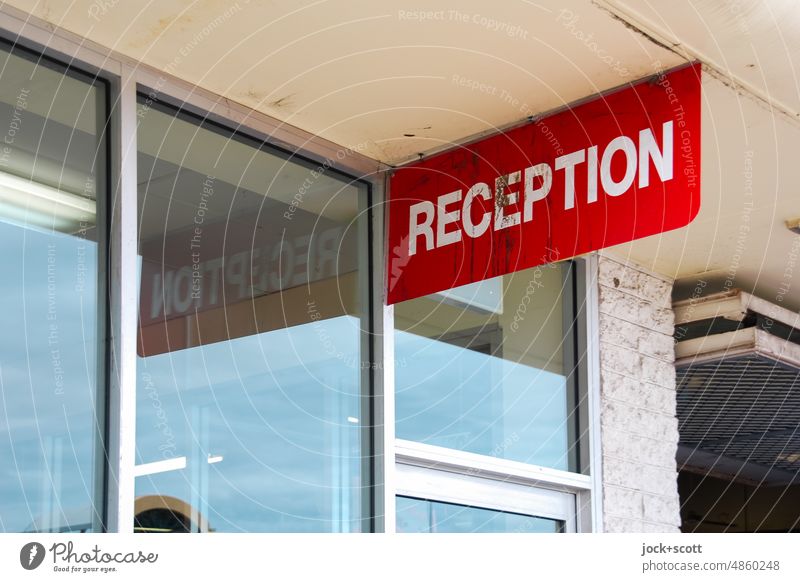 Rezeption mit Reflexion Empfang Wort Großbuchstabe Englisch Typographie Schriftzeichen Fenster Spiegelung Schilder & Markierungen rot Unterkunft Hotel