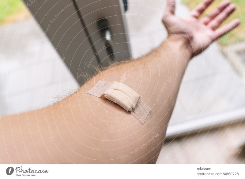 Menschlicher Arm nach Impfung mit Pflaster Hand Klebstoff Fleck verputzen Unfall Erwachsener Unterstützung Hintergrund Band bandagieren Blut Blutgefäße Pflege