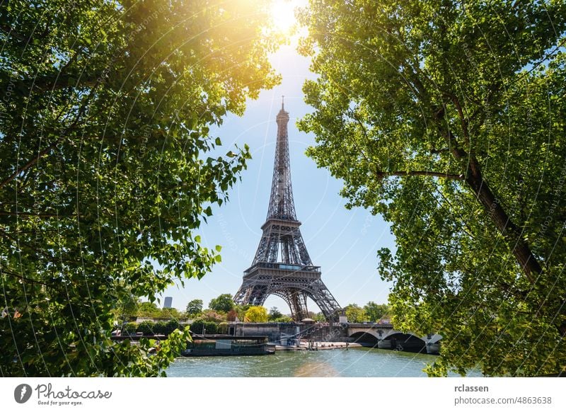 Pariser Eiffelturm und Fluss Seine bei Sonnenuntergang in Paris, Frankreich. Der Eiffelturm ist eines der bekanntesten Wahrzeichen von Paris. Postkarte von Paris