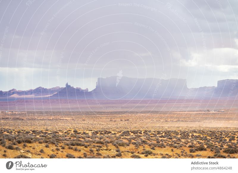 Aussicht auf den Berg von oben Klippen Utah Arizona Nationalpark Landschaft Monument Valley wolkig reisen Spitzkuppe felsiger Aufschluss navajo tribal park wüst