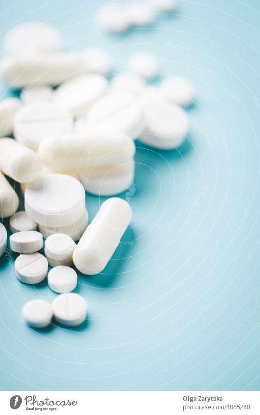 Weiße Pillen auf blauem Hintergrund. Tablette Medizin Apotheke Medikament Konzept Pflege Ergänzung Gesundheit weiß medizinisch Schmerztablette Aspirin