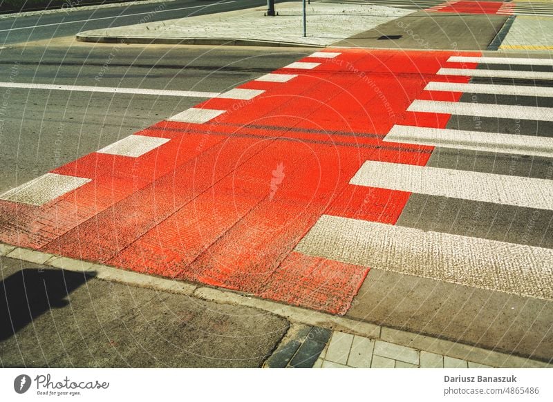 Roter Radweg neben dem Fußgängerüberweg Straße Asphalt rot Fahrrad Fahrspur Großstadt Verkehr weiß Zebrastreifen Zeichen im Freien Weg Transport urban Symbol