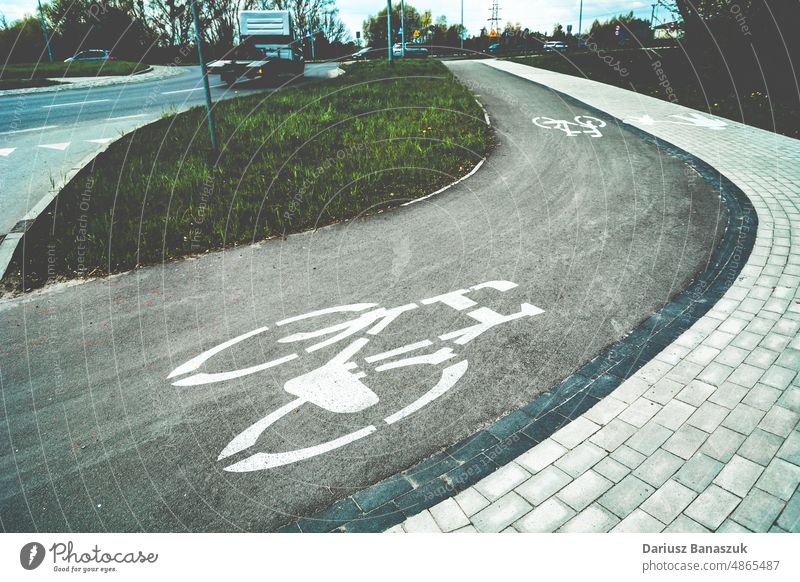 Abbiegen auf dem Radweg mit horizontalen Schildern Fahrrad Weg Straße Kurve Wegbiegung drehen. Zeichen Symbol im Freien Fotografie Tag Fahrradweg Transport