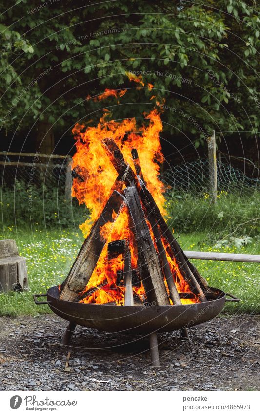 nachtleben | lagerfeuerromantik Feuer Flamme Lagerfeuer Nacht Wärme Licht brennen Feuerstelle Holz heiß romantisch Brand Glut Hitze