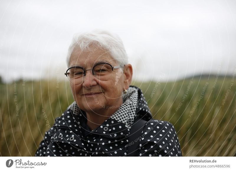 Seniorin in der Landschaft Frau Erwachsene Weiblicher Senior 1 60 und älter Natur Umwelt Mensch Brille kurzhaarig unterwegs Spaziergang Außenaufnahme Tag