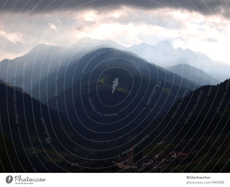 Lichtstimmung Berge u. Gebirge Dolomiten dramatisch dunkel horizontal Landschaft massiv Natur Naturgewalt Regenwolken schlechtes Wetter Südtirol Tiefdruckgebiet