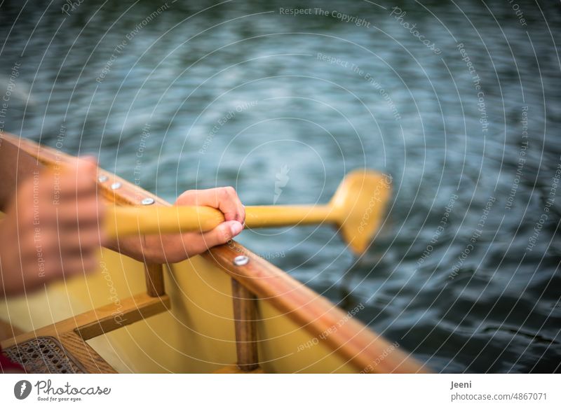 Alles fest im Griff haben Kanu Kanutour Wassersport See Paddel Paddeln Hand Kanusport Fluss Sport Abenteuer anstrengen Wellen Wellengang Mensch Bewegung Ausflug