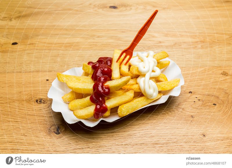 Schale mit Pommes frites mit Ketchup und Mayonnaise fritten Fries Portion Kartoffel holländisch Snack Französisch Deutsch Kartoffelstock Pommesbude fritüre dick