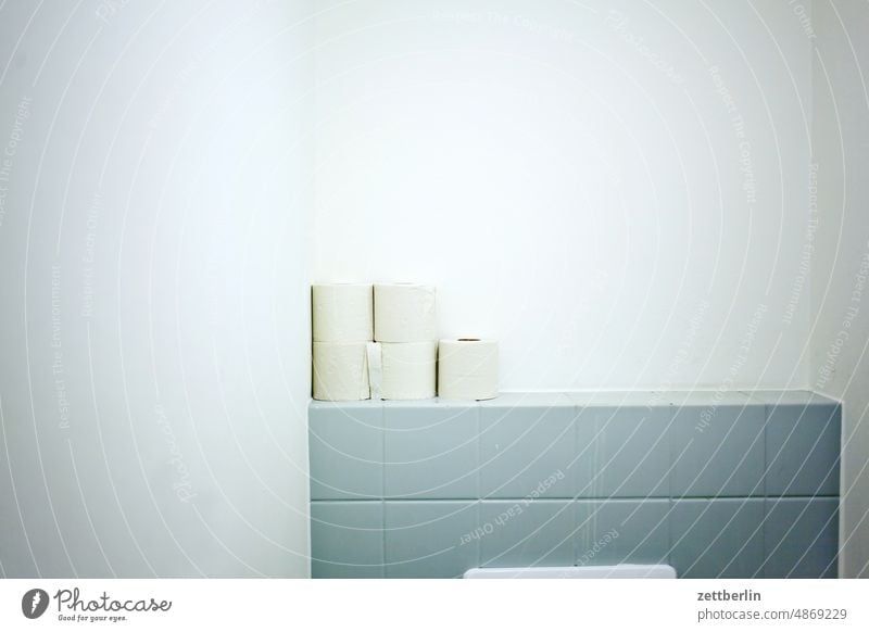 Fünf Rollen Klopapier klopapier toilette toilettenpapier rolle klorolle bad wc sanitär hygiene abort wohnen zimmer badezimmer fliesen kacheln wohnung zuhause