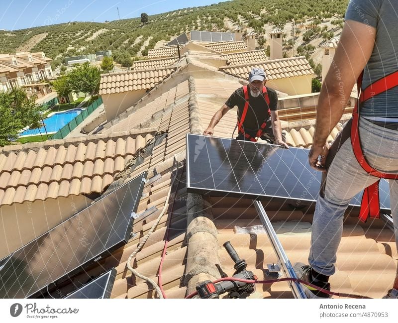 Installation von Sonnenkollektoren auf dem Dach eines Hauses Energie solar Panel Installateur regenerativ Mann Menschen Arbeit Effizienz Männer Industrie