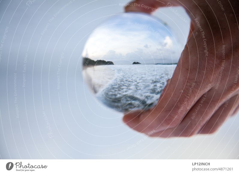 CR XV. Costaricanische Glaskugel Costa Rica Hand halten Strand Meer Wasser Tourismus Urlaub Ferien & Urlaub & Reisen verreisen Kugel Ausflug Außenaufnahme