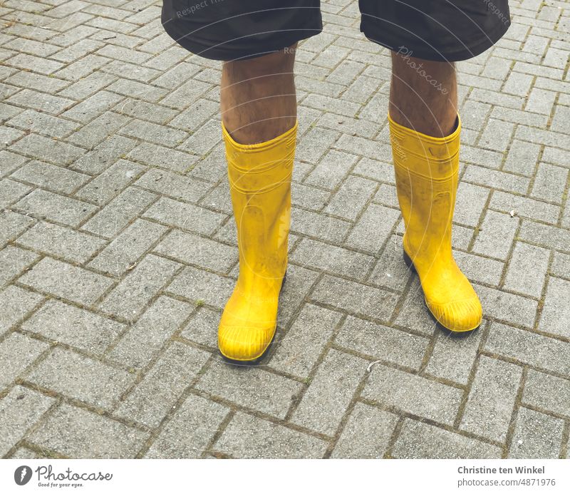 Männerbeine In Gelben Gummistiefeln Der Regen Kann Kommen Ein Lizenzfreies Stock Foto Von 