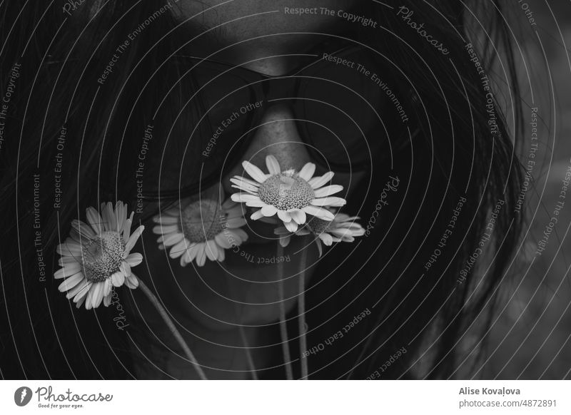 Nahaufnahme eines Gesichts und von Blumen Schwarzweißfoto Sonnenbrille Margeriten Gänseblümchen dunkel Natur Frauengesicht Gesicht in Nahaufnahme schließen Nähe