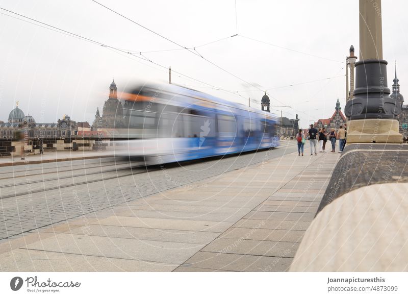 Straßenbahn in Bewegungsunschärfe auf Straße in Altstadt Verkehr Tram Verkehrsmittel Öffentlicher Personennahverkehr Stadtverkehr Schienenverkehr