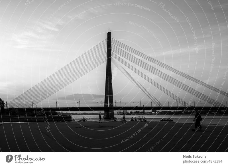 Hängebrücke im Sommerabend. Riga, Lettland Architektur schön Brücke Großstadt Stadtbild Beton Europa Reise Landschaft Beleuchtung mittelalterlich Nacht