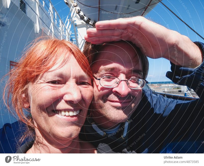 Ahoi Kapitän | Paar blickt von der Fähre aufs Meer Sommer Freude Zusammensein harmonisch Partnerschaft Glück reisen Urlaub glücklich Glückliches Paar Wasser