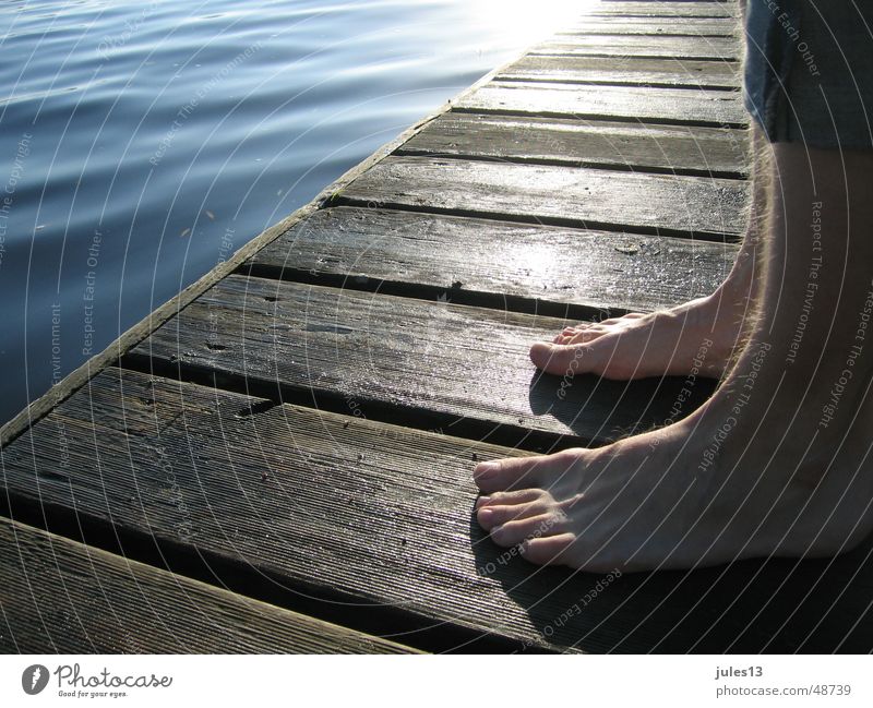 Am Morgen Meer See Mann einzeln Steg frisch Holz Stimmung stehen ruhig Einsamkeit Außenaufnahme Licht Aussicht Detailaufnahme Perspektive Fuß atmospähre