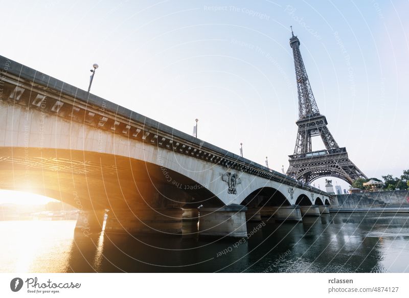 Eiffelturm bei Sonnenaufgang, Paris. Frankreich Turm Wahrzeichen Skyline Europa Sommer Seine Ansicht reisen Sonnenuntergang romantisch Brücke Großstadt Fluss