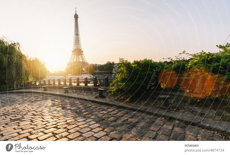 Eiffelturm, Paris. Frankreich Turm Wahrzeichen Skyline Europa Sommer Seine Ansicht reisen Reflexion & Spiegelung Kopfsteinpflaster Sonnenuntergang romantisch