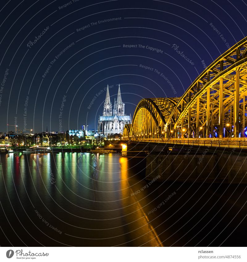 Kölner Dom Nacht Stadtbild Großstadt Altstadt Rhein Hohenzollern Deutschland Kathedrale dom Fluss Karneval kölsch Kirche Brücke Europa Dämmerung gotisch