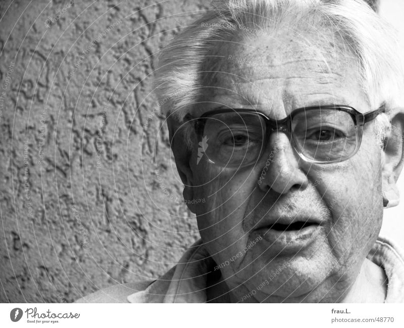 Vater Mann Senior Porträt Brille Großvater weißhaarig Vertrauen 80 jahre Gesicht Schwarzweißfoto