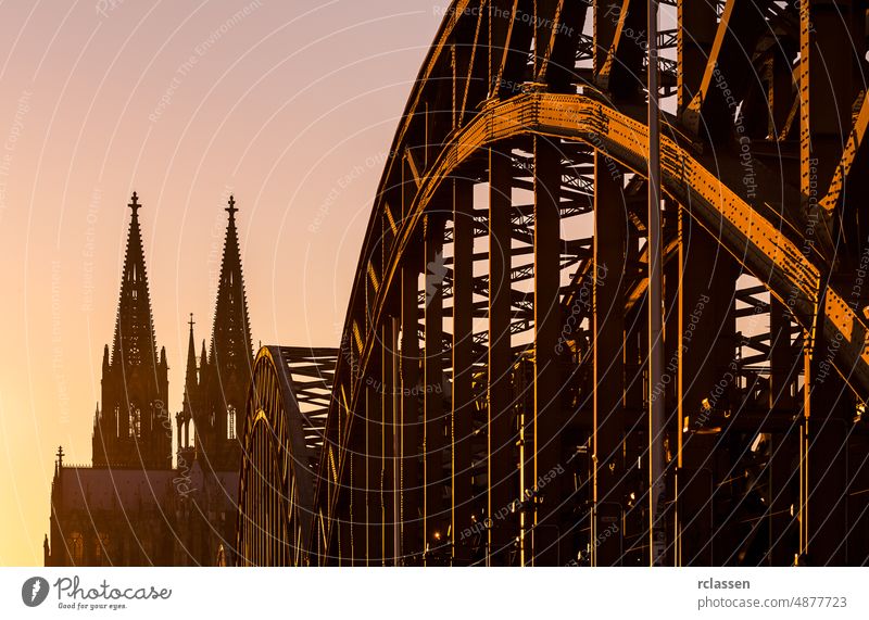Hohenzollernbrücke und Domspitzen bei Sonnenuntergang Köln Großstadt Kölner Dom Rhein Deutschland Kathedrale Kirche Brücke Abenddämmerung gothik Tourismus