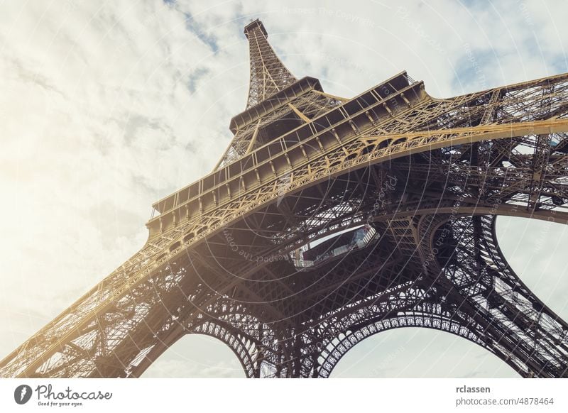 Blick auf den Eiffelturm im Sommer in Paris, Frankreich Turm Skyline Ansicht reisen romantisch Großstadt Szene Wahrzeichen Tourismus Gebäude Europäer Europa