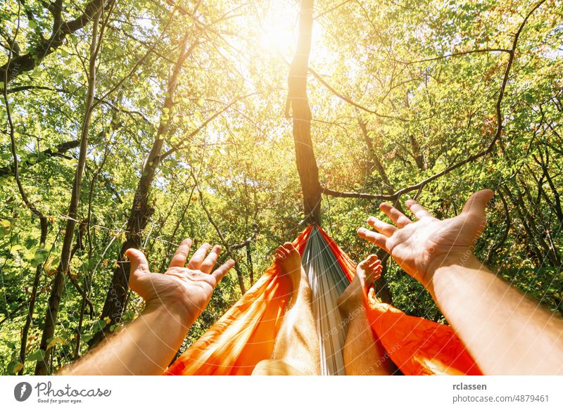 Entspannung in der Hängematte im Sommer sich[Akk] entspannen Garten Mann im Freien Holz Camping reisen Feiertag Resort Senior Glück Sonne Rucksack Hipster