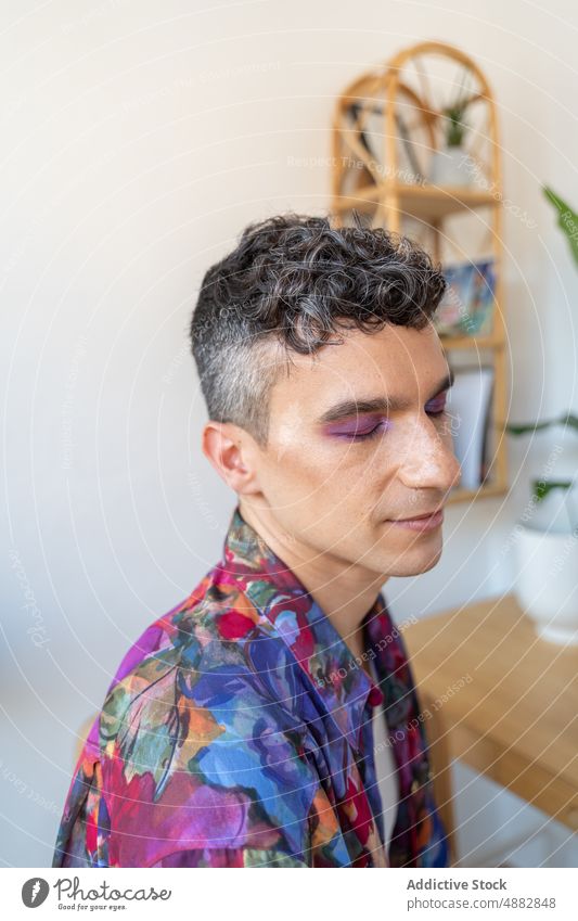 Nahaufnahme von Transgender Mann mit Glitzer auf Lidschatten purpur Glitter Make-up schwul Augen geschlossen queer Mode Individualität lgbtqi Stolz