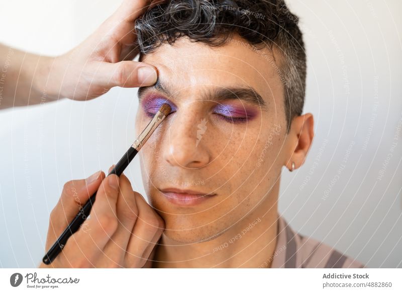 Transgender-Mann, der von seinem Freund geschminkt wird Paar anwendend Lidschatten Künstler Kosmetik schwul Make-up Waschtisch Bürste Zusammensein Palette