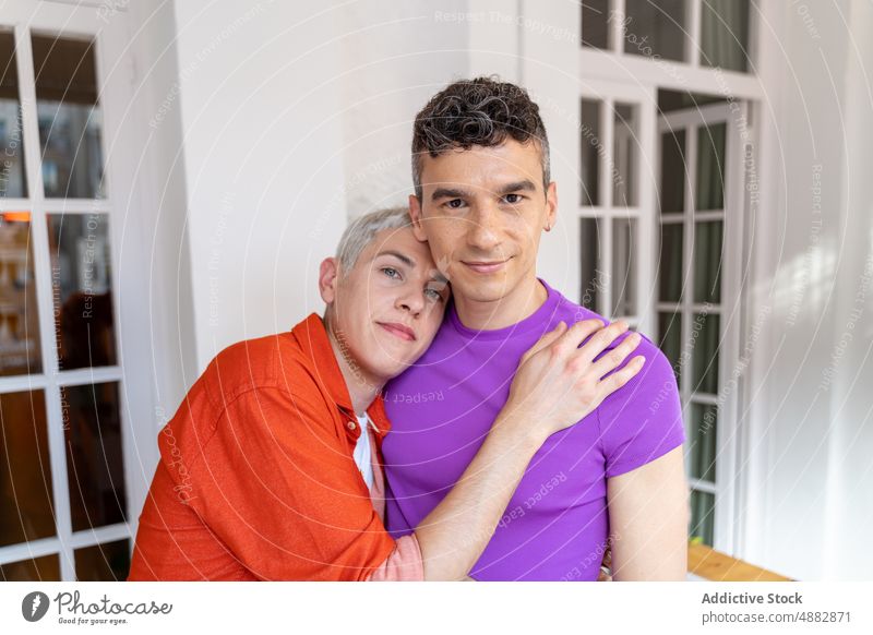 Glückliches junges schwules Paar in Liebe Lächeln Porträt Zusammensein Bonden queer Stolz Gesicht Individualität Lifestyle Transgender Freund anhänglich