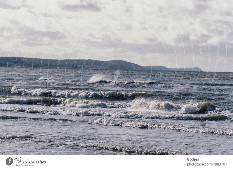 Wellen an der Ostsee am Strand von Swinoujscie mit Blick auf Usedom Wasser Meer Urlaub Sand Küste Ferne Tourismus Landschaft Erholung Horizont Himmel