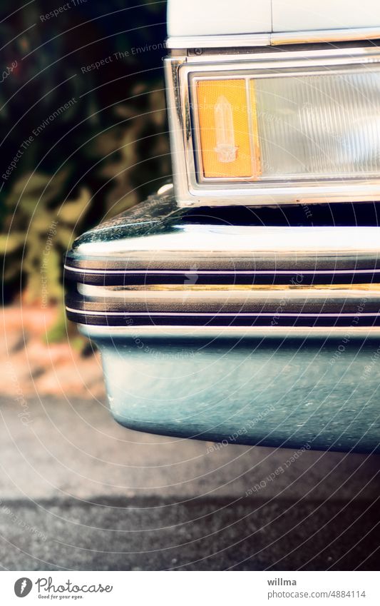 Hinterteil eines Straßenkreuzers Oldtimer Automobil Detail Rücklicht retro Amischlitten Nostalgie türkis Traumwagen Stoßstange amerikanisch Klassiker