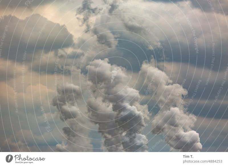 Abgase eines Kühlturmes vermischen sich mit den Wolken der Lausitz. Kohlekraftwerk Himmel Energiewirtschaft Umweltverschmutzung Klimawandel Schornstein