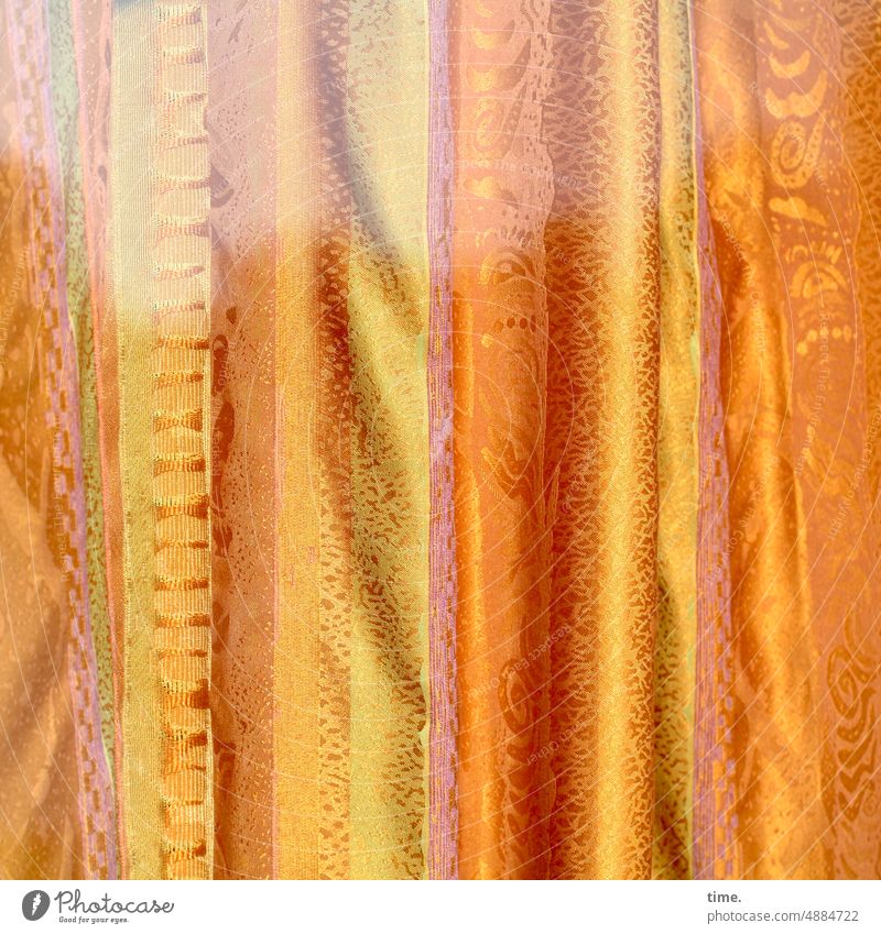 Faltenwurf, orangiert gardine vorhang bunt orange rottöne gelb verschlossen zu blickdicht spiegelung Stoff Strukturen & Formen Dekoration & Verzierung Muster