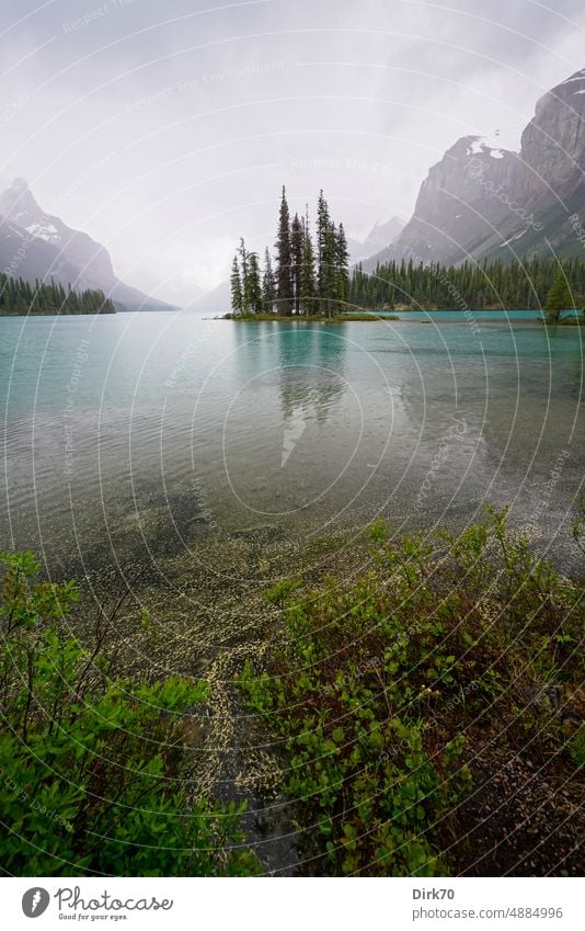 Spirit Island im Maligne Lake, Jasper National Park, Alberta, Kanada, bei trübem Wetter Insel mystisch mystische Landschaft mystischer ort Wald Berge u. Gebirge
