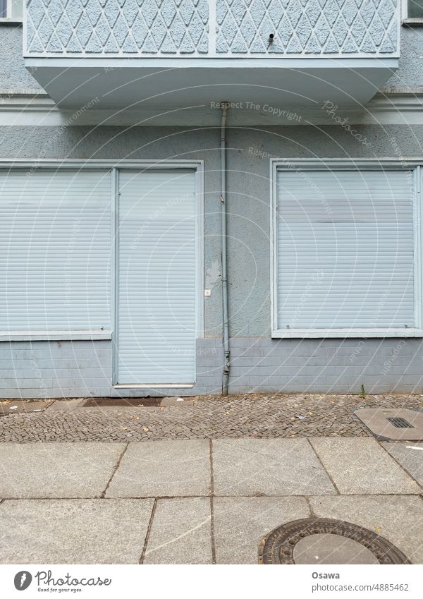 Geschlossen Fassade Altbau Jalousie Fenster geschlossen Haus Rollladen Außenaufnahme Menschenleer Mauer Architektur Strukturen & Formen Wand trist Farbfoto