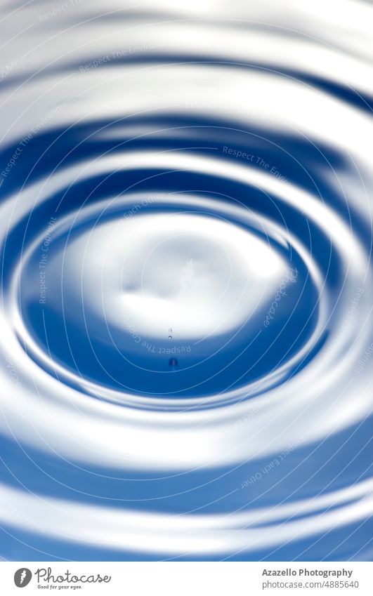 Makroaufnahme einer Wasseroberfläche. Close up Wasser Hintergrund. Tröpfchen Whirlpool Golfloch strömen Minimalismus Reinheit Konzept unter Wasser blau