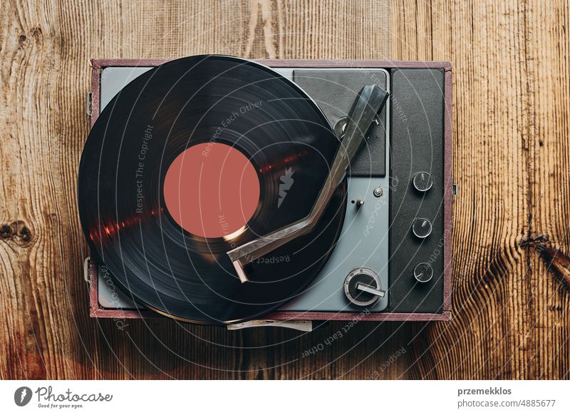 Musik von einer Schallplatte anhören. Abspielen von Musik von einer analogen Platte auf einem Plattenspieler. Musik aus einer alten Sammlung genießen. Entspannen zu Hause. Retro und Vintage