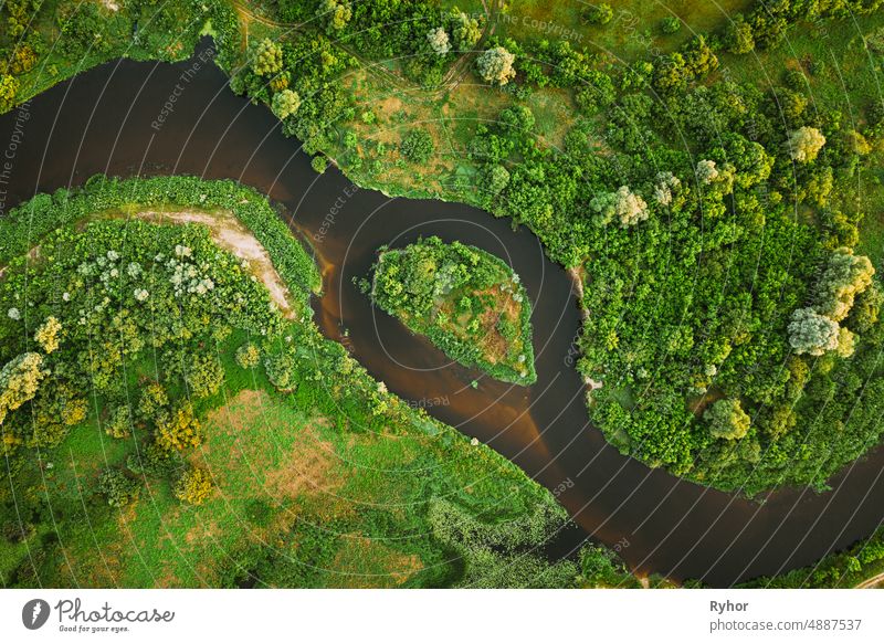 Aerial View of Summer River Landschaft im Sommer Tag. Top View of Beautiful European Nature From High Attitude In Summer Season. Drone Ansicht. Vogelperspektive Ansicht. Natürliche Flussinsel