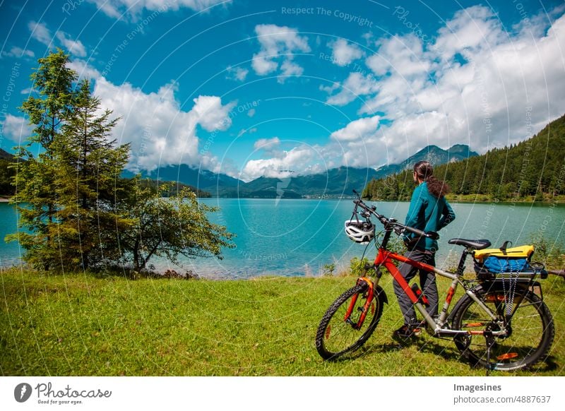 Radfahren, Rückansicht eines Bikers in grüner idyllischer Landschaft. Landschaft Walchensee in Bayern. Karwendelgebirge in Deutschland, Europa Bayerische Voralpen
