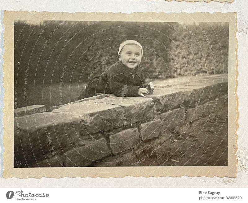 Altes , analoges Foto - Mauerkind Schwarzweißfoto Außenaufnahme Tag Analogfoto Linie Natur Kind Beton schwarzweiß