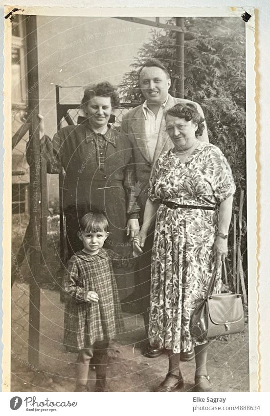 Altes, analoges Foto 1952- ganz in Familie Analoges Foto Schwarzweißfoto Nostalgie Fotografieren Erinnerung Vergangenheit alt bewahren