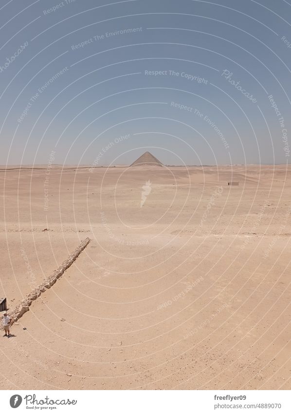 Einsame Pyramide inmitten einer riesigen Wüste in Ägypten einsam Pyramiden cheops wüst Wahrzeichen antik Gizeh alt Ruine Kairo berühmt historisch Ägypter
